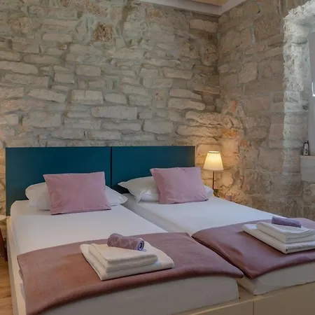 Traditional Stone House With Swimming Pool فيلة لومباردا