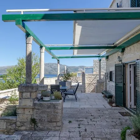 Traditional Stone House With Swimming Pool لومباردا