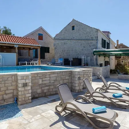 Traditional Stone House With Swimming Pool فيلة